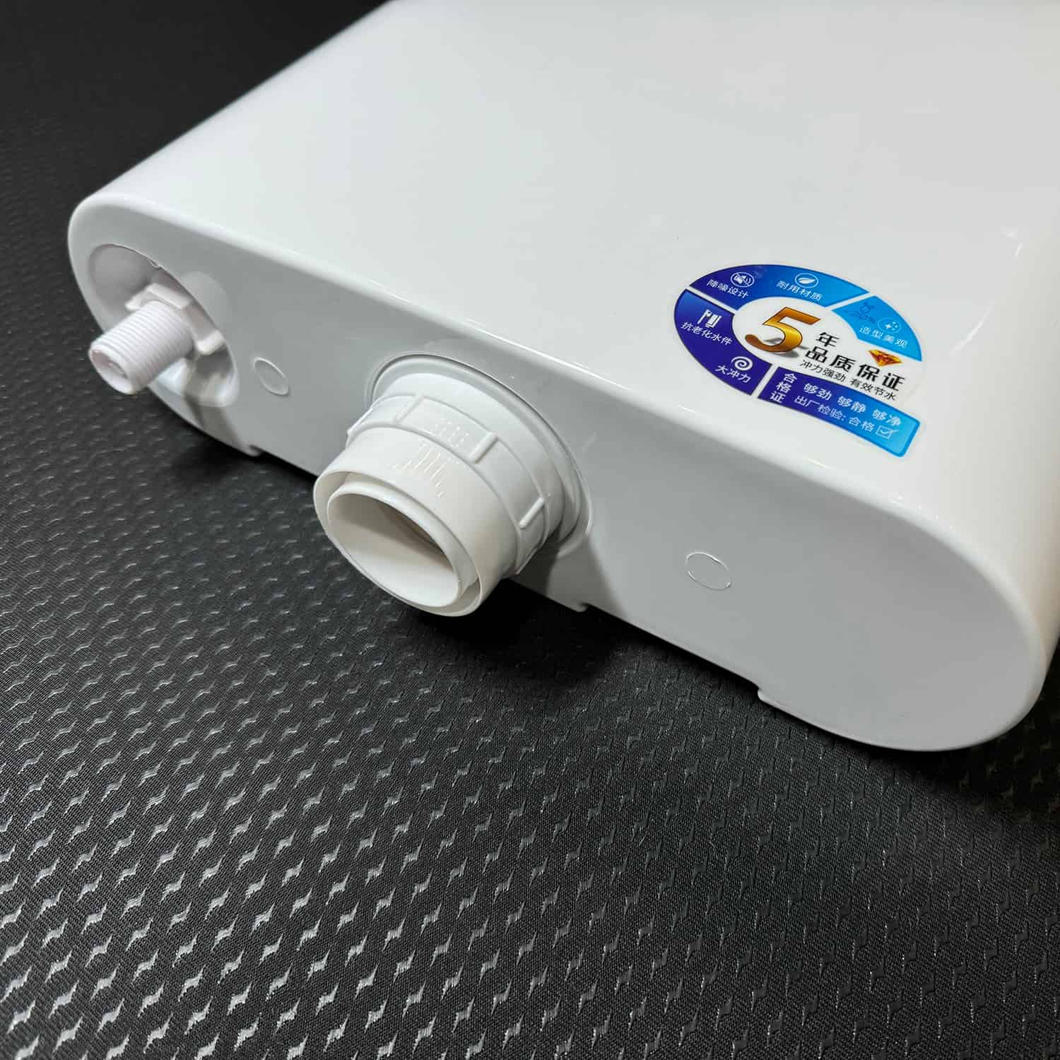 Traditional flush tank with an extended rail system for home