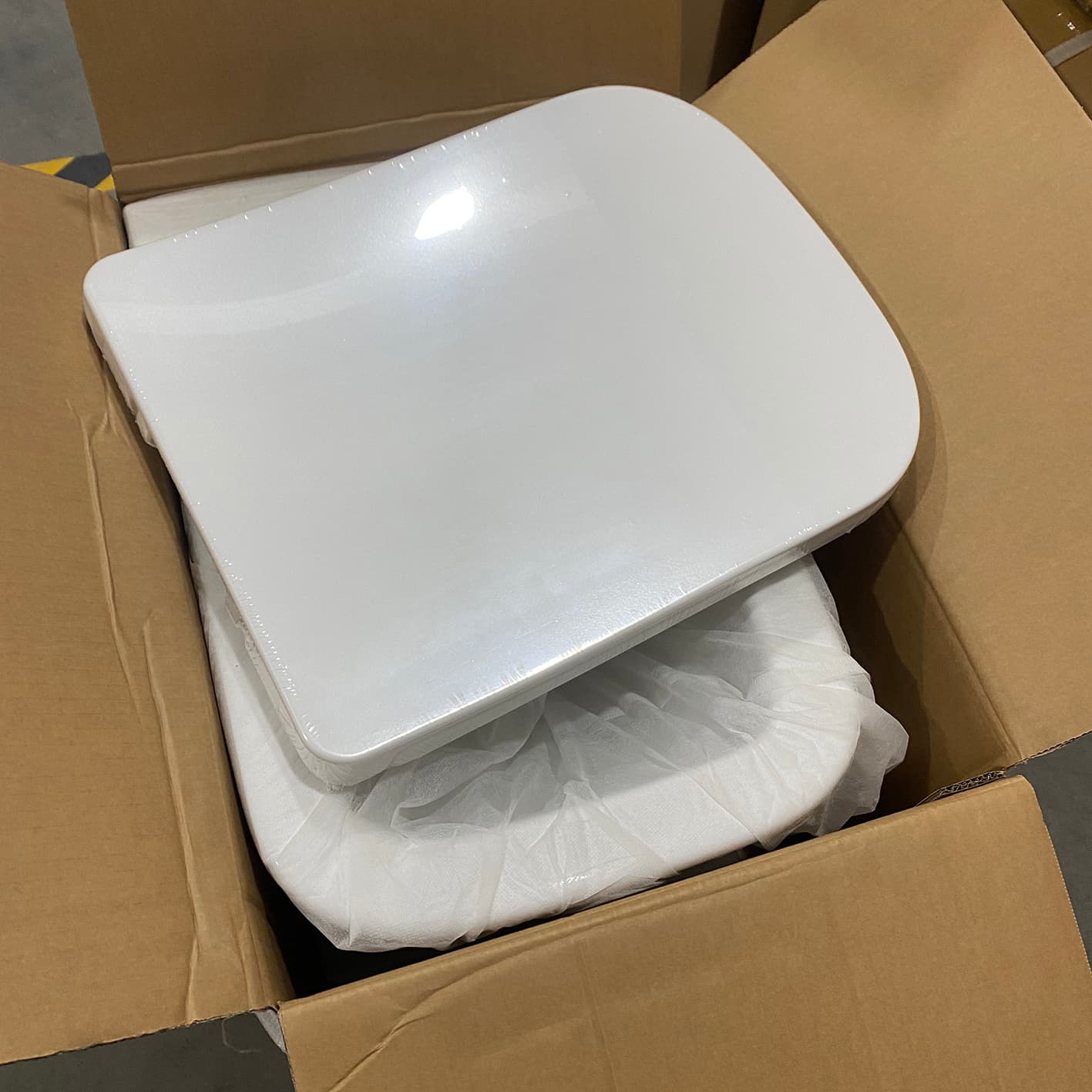 Packaging of wall-mounted toilets